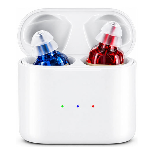Amplificateur d'écoute Astucier Écoute : boîtier de charge blanc ouvert avec la paire d'appareils, coque bleue à gauche et coque rouge à droite