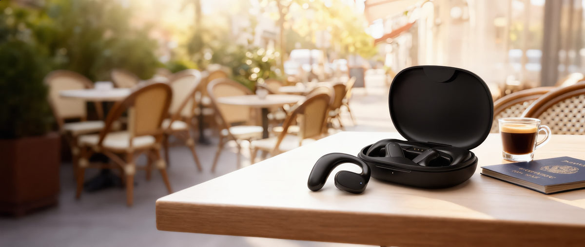 Écouteurs traducteurs sur une table de café en terrasse
