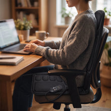 Coussin de massage installé sur une chaise de bureau pendant une journée de télétravail