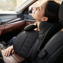 Conductrice détendue appuyée sur le coussin de massage installé sur le siège de sa voiture