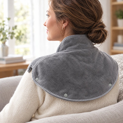 Femme portant le coussin chauffant, vue de dos