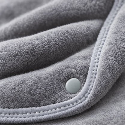 Détail du tissu en peluche douce et d'un bouton pression