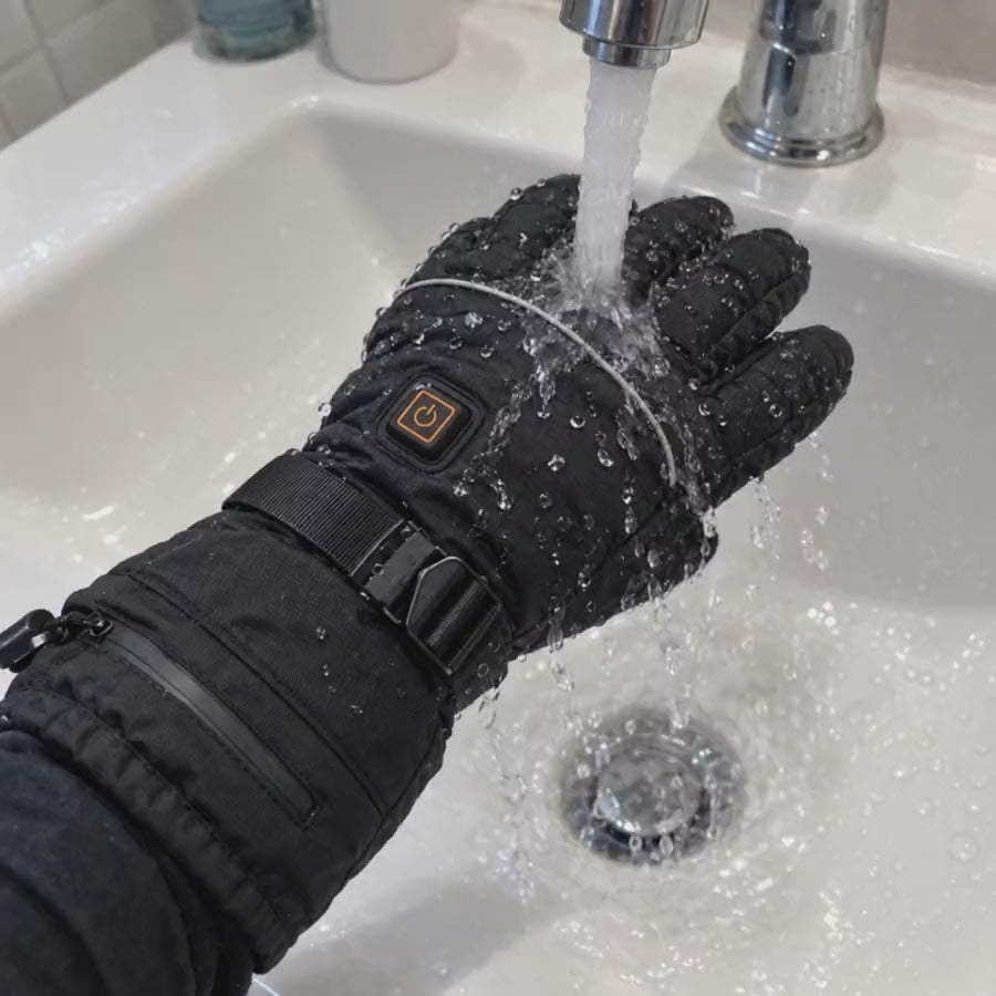 Test d'imperméabilité du gant chauffant sous le robinet
