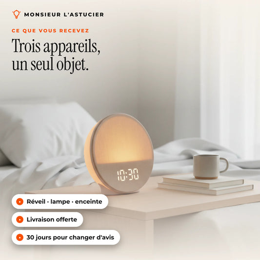 Reveil simulateur d'aube sur une table de nuit claire : reveil, lampe et enceinte en un objet