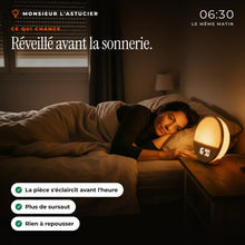 La meme chambre a 6h30, baignee de lumiere ambre par le reveil