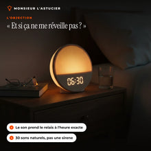 Le reveil allume a 06:30 sur une table de nuit en bois, livre et lunettes a cote